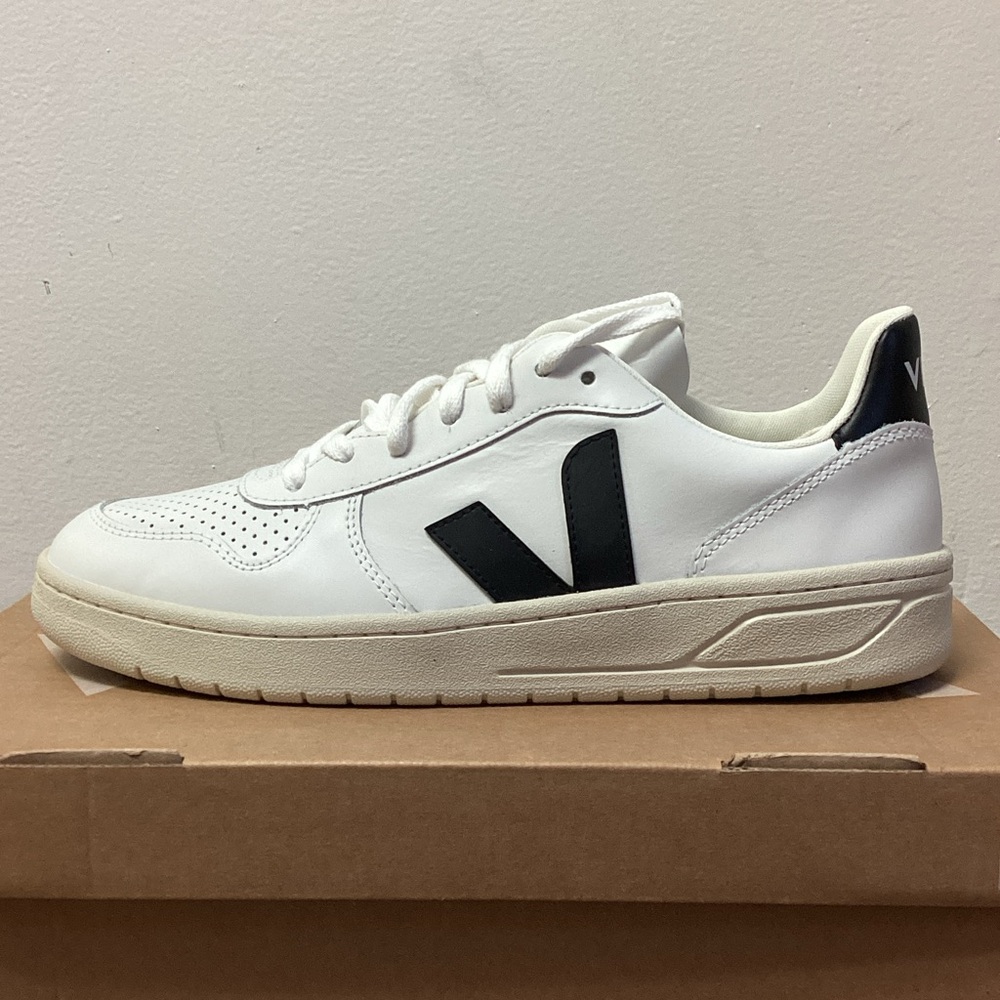 Veja V-10 Leather